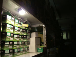 金属製の棚などにマグネットで付けられます。