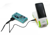 ソーラーチャージャーから携帯電話に充電が可能