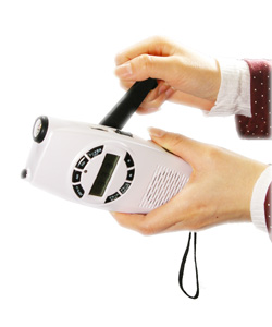 手回し発電は軽いので女性でも楽々充電できます。