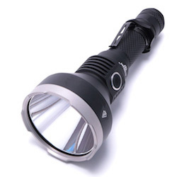 ACEBEAM(エースビーム) T27 CREE XHP35 HI 21700電池仕様。長距離照射