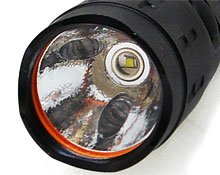 中心がメイン白色LED 周囲にカラーLEDを配置