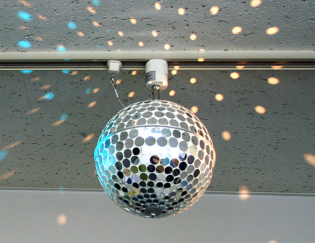 電球豆知識 ミラーボールについて 舞台照明として人気のミラーボールを実際に点灯し 違いについて説明をしております 激安特価販売 アカリセンター